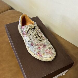 THINK Turna fashion sneaker made of allergy free Leather .